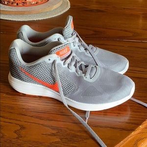 Women’s size 9 Nike tennis shoes